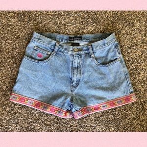 No Boundaries Jean Shorts // Floral & Denim